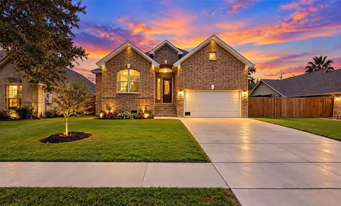 5411 Oak Cove Dr, Houston, TX 77091