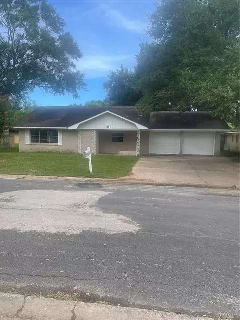 911 Roberts St, El Campo, TX 77437