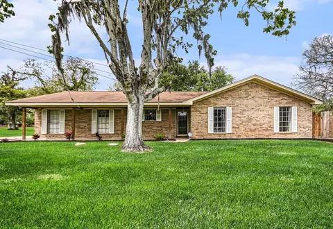 56 W Candlewood St, Lake Jackson, TX 77566