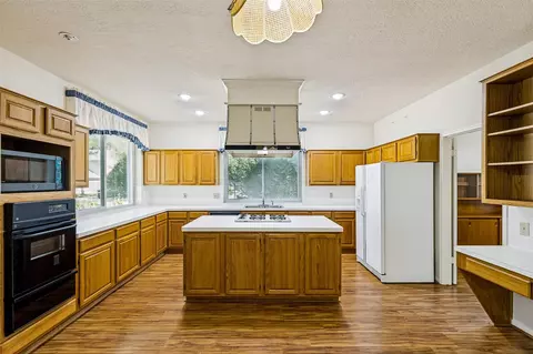 Kitchen - 2 Windledge Pl, Spring, TX 77381 photo 1 of 2