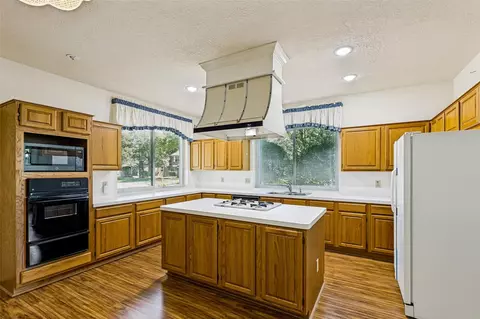 Kitchen - 2 Windledge Pl, Spring, TX 77381 photo 2 of 2