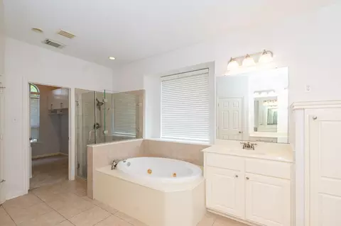 Bath - 8503 Glenn Leigh Dr, Spring, TX 77379 photo 3 of 5