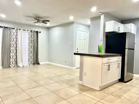 2750 Holly Hall St #605, Houston, TX 77054