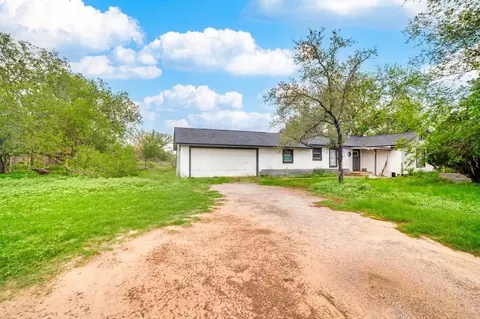 311 Renfro Dr, Devine, TX 78016