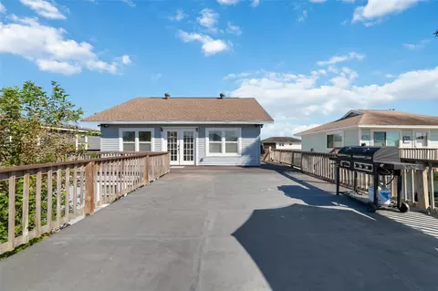 196 Barracuda St, Bayou Vista, TX 77563