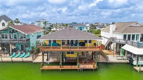 1319 Maui Dr, Tiki Island, TX 77554
