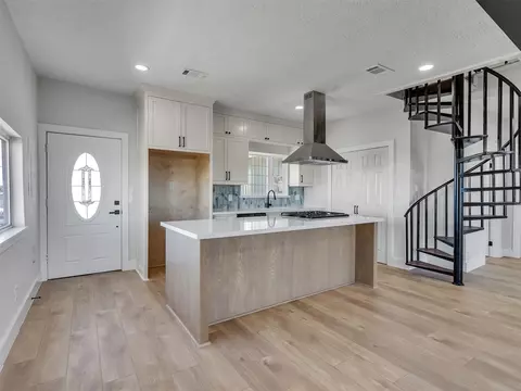 7016 Delesandri Dr, Hitchcock, TX 77563