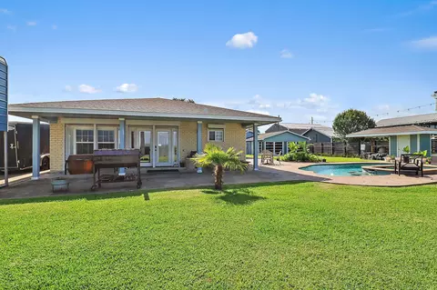 9926 Ocean Dr, Beach City, TX 77523