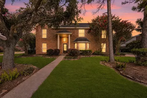 513 Meadow Bend Dr, Friendswood, TX 77546