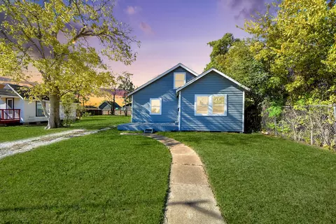 210 S 6th St, La Porte, TX 77571