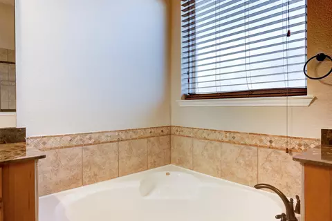 Bath - 5002 Sawmill Terrace Ln, Spring, TX 77389 photo 4 of 7