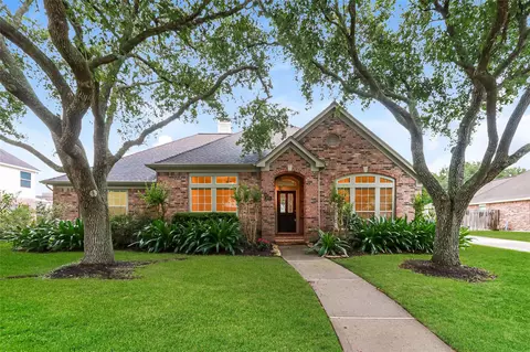 405 Meadow Bend Dr, Friendswood, TX 77546