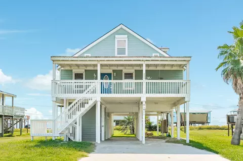805 Seashell Dr, Surfside Beach, TX 77541