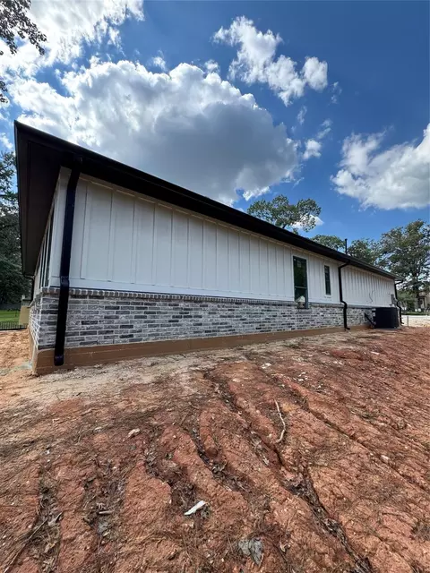 Exterior - 111 Rolling Hills Dr, Conroe, TX 77304 photo 4 of 5