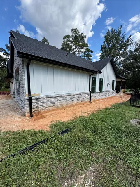 Exterior - 111 Rolling Hills Dr, Conroe, TX 77304 photo 3 of 5