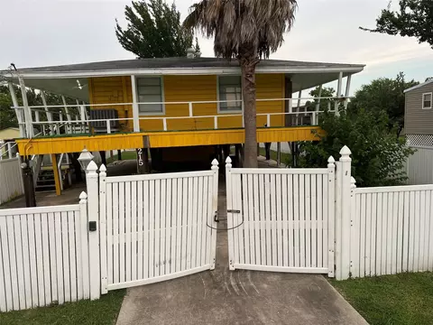 215 13th St, San Leon, TX 77539