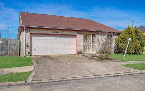 12912 Village Gate Dr, Houston, TX 77082