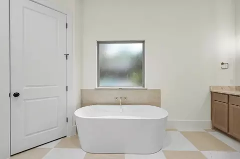 Bath - 13962 Dolphin Dr, Willis, TX 77318 photo 3 of 5