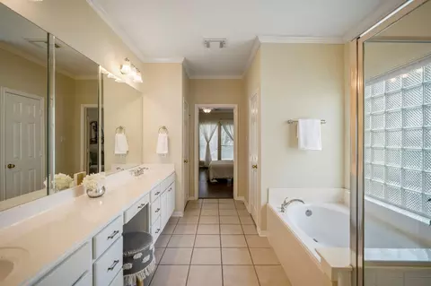 Bath - 5807 Sequoia Trace Ct, Spring, TX 77379 photo 2 of 5