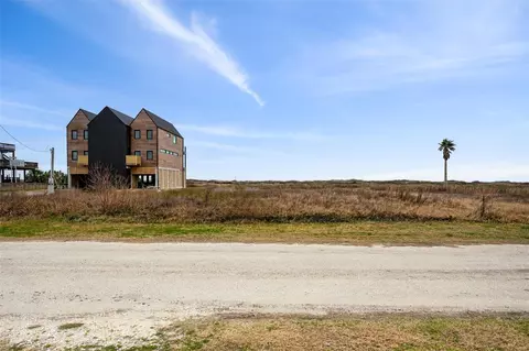 338 Atkinson St, Crystal Beach, TX 77650