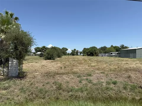 2336 E Bayshore Dr, Dickinson, TX 77539