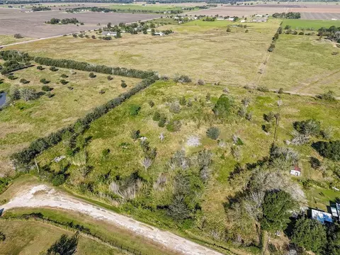 9810 E Creek Bend Dr, Needville, TX 77461