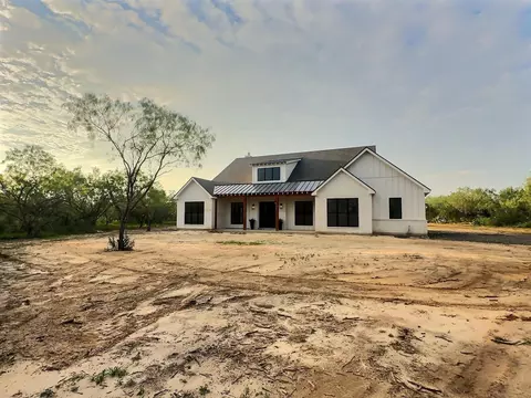 1186 Old Pearsall Rd, Jourdanton, TX 78026