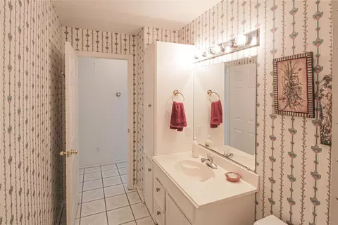 Bath - 200 Lakefront Dr, Onalaska, TX 77360 photo 2 of 3