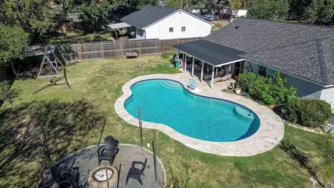 800 Camelot Ln, Friendswood, TX 77546