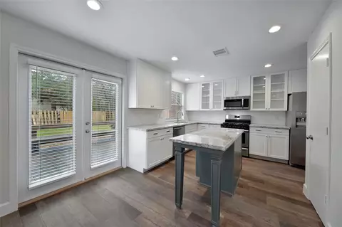 Kitchen - 32 E Lance Leaf Rd, The Woodlands, TX 77381 photo 4 of 4