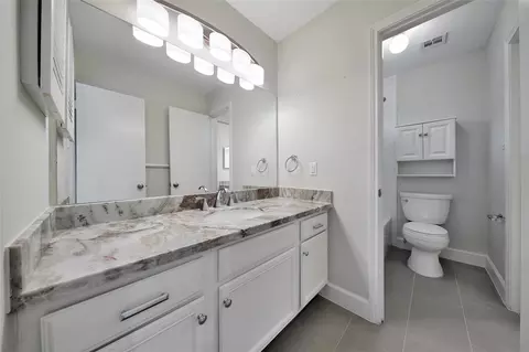 Bath - 32 E Lance Leaf Rd, The Woodlands, TX 77381 photo 3 of 4