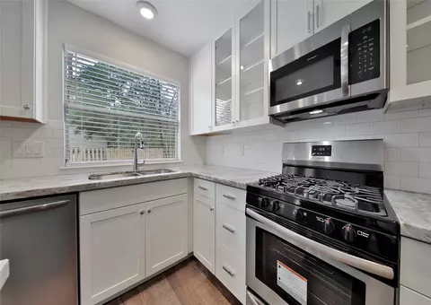 Kitchen - 32 E Lance Leaf Rd, The Woodlands, TX 77381 photo 2 of 4