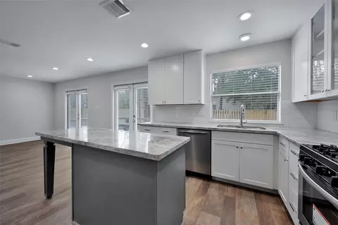 Kitchen - 32 E Lance Leaf Rd, The Woodlands, TX 77381 photo 3 of 4