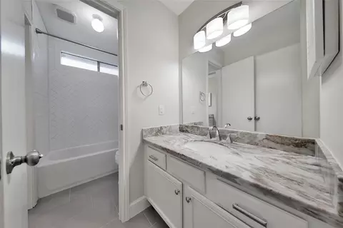 Bath - 32 E Lance Leaf Rd, The Woodlands, TX 77381 photo 2 of 4