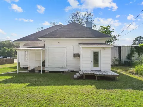 Exterior - 327 S Robb St, Trinity, TX 75862 photo 3 of 4