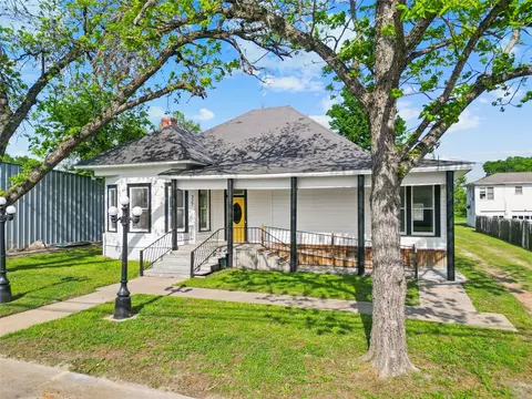Exterior - 327 S Robb St, Trinity, TX 75862 photo 2 of 4