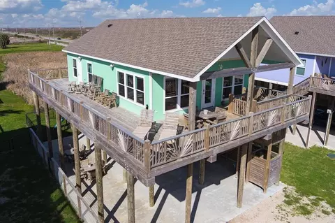 985 Gordon Dr, Gilchrist, TX 77617