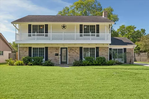 426 Pebblebrook Dr, Seabrook, TX 77586