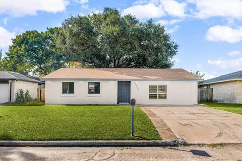 9806 Thrush St, La Porte, TX 77571