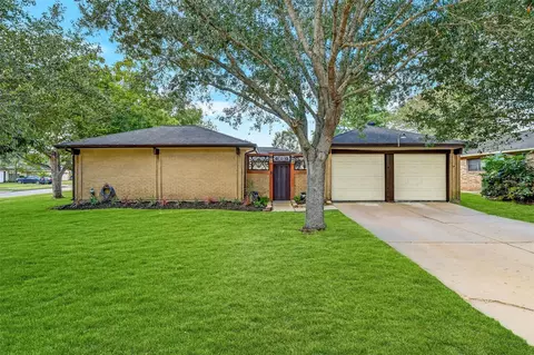 419 Broadmoor St, Friendswood, TX 77546