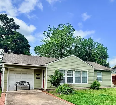 1017 E Miller St, Angleton, TX 77515