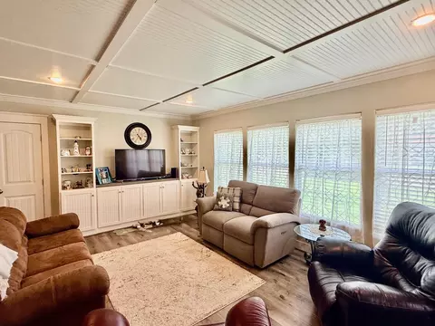 1017 E Miller St, Angleton, TX 77515 photo 2