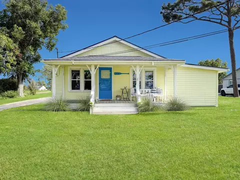 314 E Bayshore Dr, Palacios, TX 77465