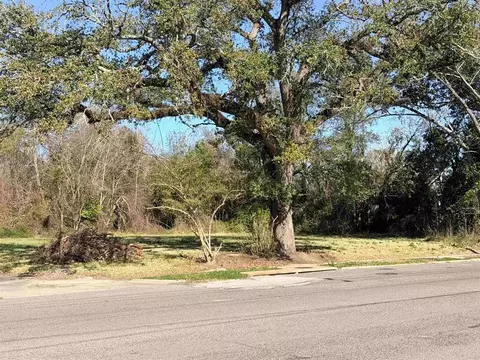 1512 W Park Ave, Orange, TX 77630