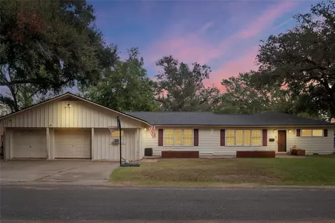 702 Avenue J, El Campo, TX 77437