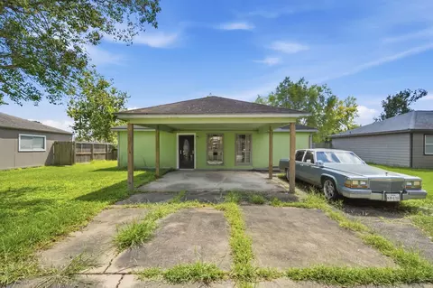 4826 27th St, Dickinson, TX 77539