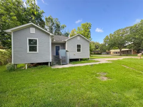 303 S 4th St, Alvin, TX 77511