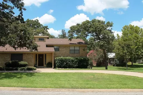 214 Briarwood Dr, Bellville, TX 77418