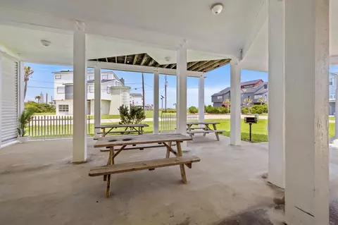 19131 Kahala Dr, Galveston, TX 77554