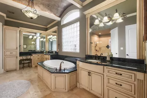 Bath - 7810 Sunset Falls Ct, Spring, TX 77379 photo 2 of 5